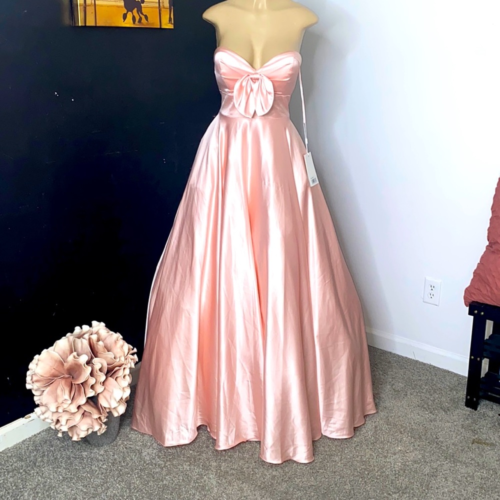 Strapless Gown IT HAS POCKETS 🤩 - Picture 2 of 11